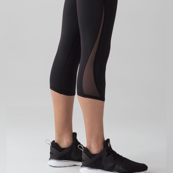 Lululemon 6 Train Times Crop 17" Black Crop Leggings great pre owned condition - Picture 9 of 14